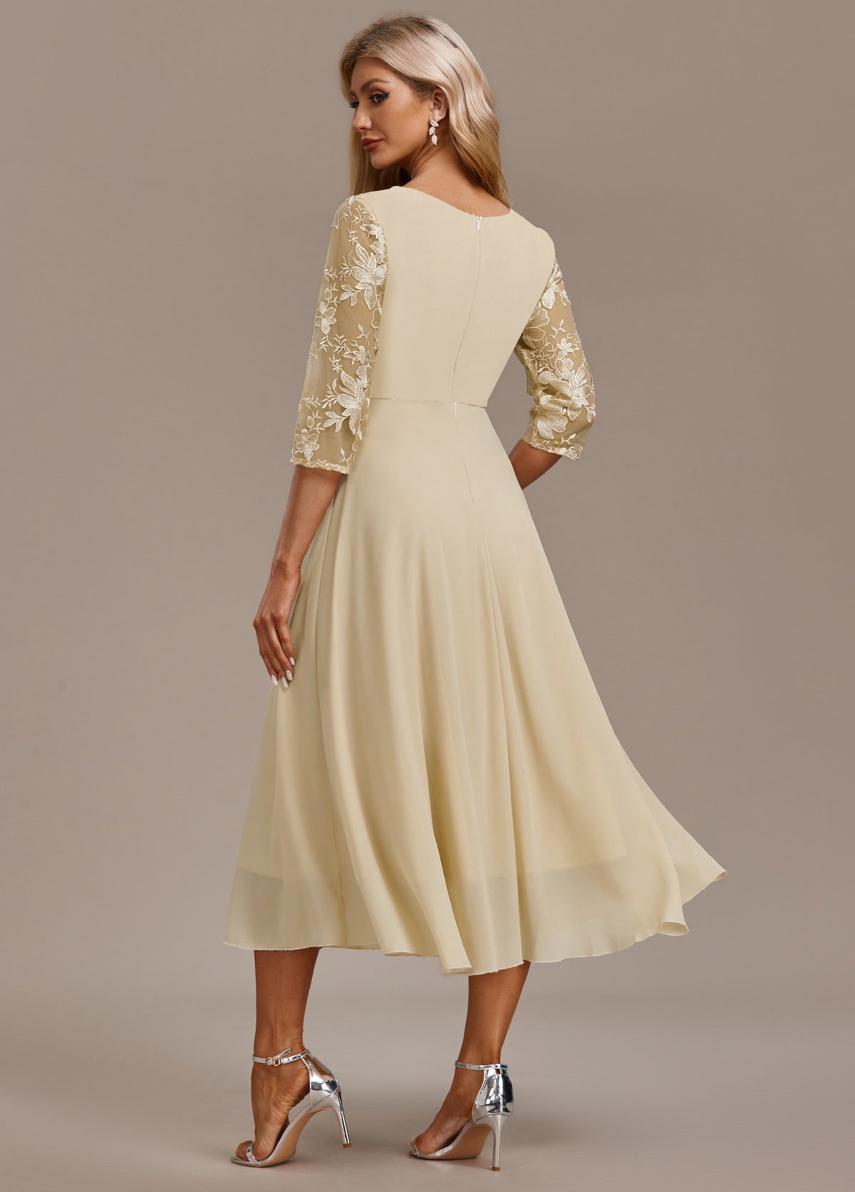 Elena™ | Abito Color Champagne con Delicata Ricamatura