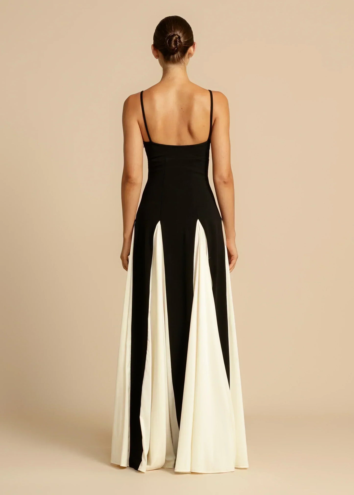 Oshrit™ | Abito Maxi Elegante con Volant a Contrasto