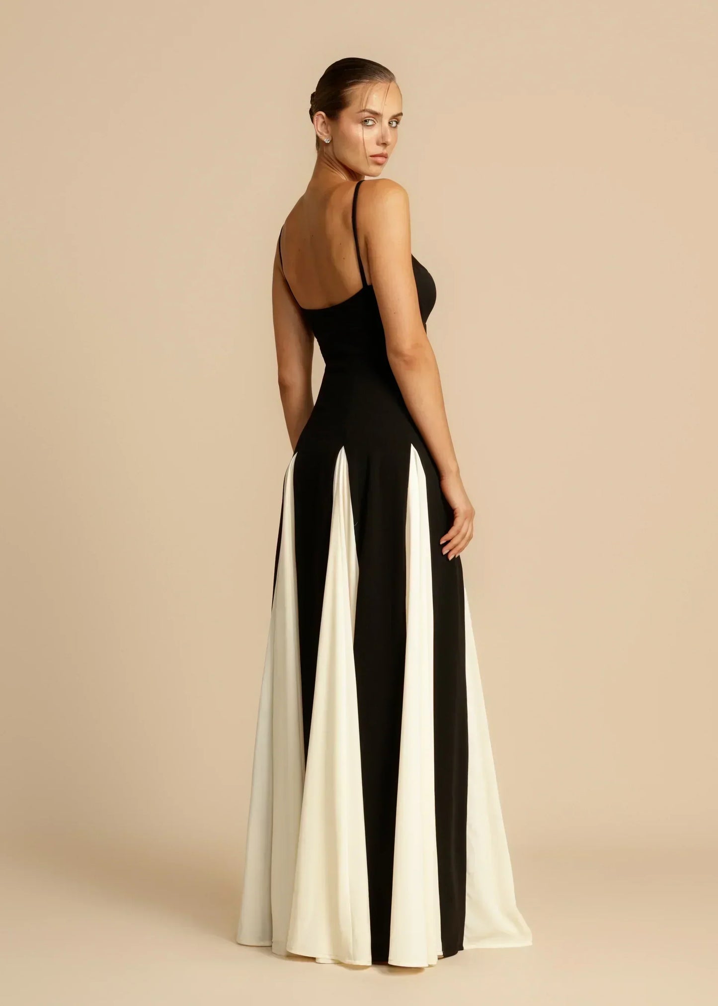 Oshrit™ | Abito Maxi Elegante con Volant a Contrasto